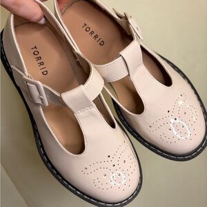 Women’s torrid 8WW (extra wide width) cream t-strap mary janes